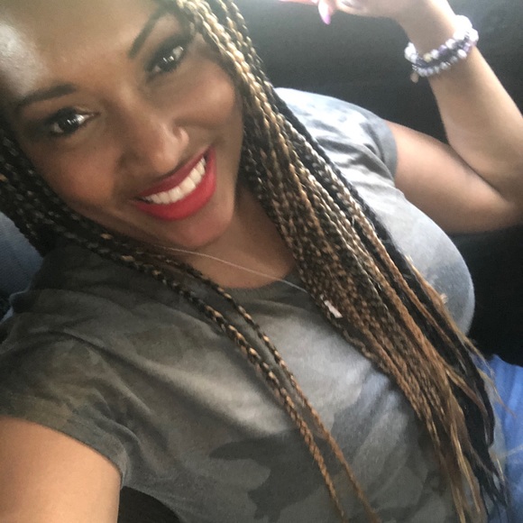 Meet your Posher, Stephanie - Picture 2 of 3